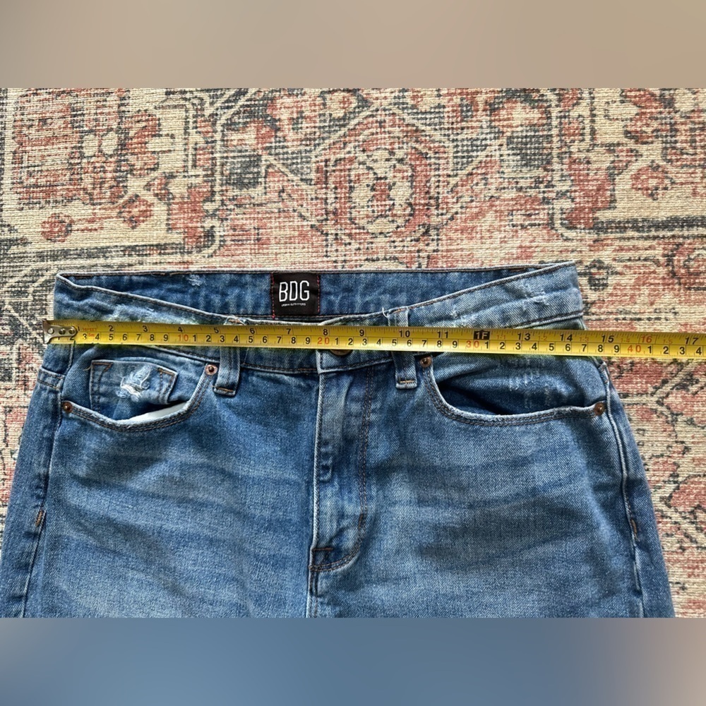 BDG Mom High Rise Jeans/Medium Distressed Wash/Size 28 - Picture 4 of 8